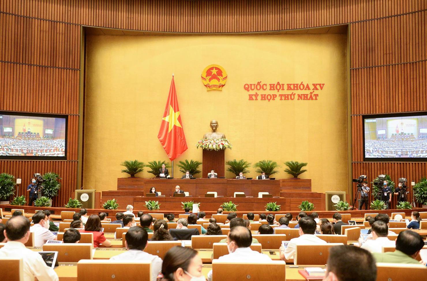 Quốc hội biểu quyết thông qua Nghị quyết về kế hoạch đầu tư công trung hạn giai đoạn 2021-2025.