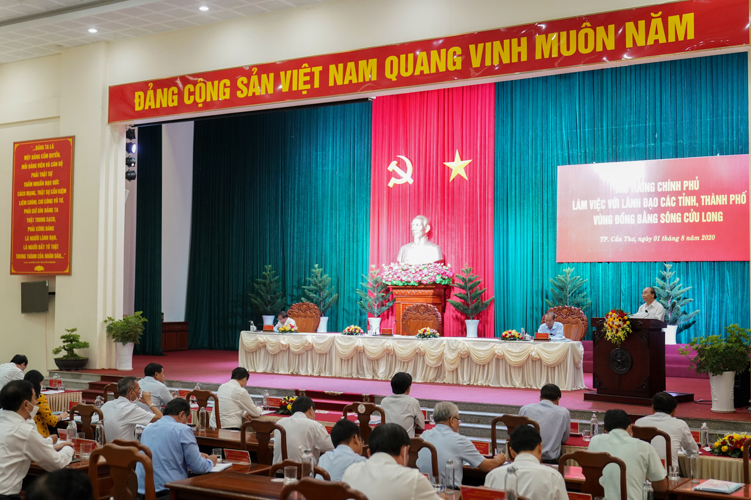 Buổi làm việc thứ tư của Thủ tướng với các địa phương trong vòng 2 tuần qua nhằm tìm giải pháp thúc đẩy giải ngân vốn đầu tư công trên cả nước.