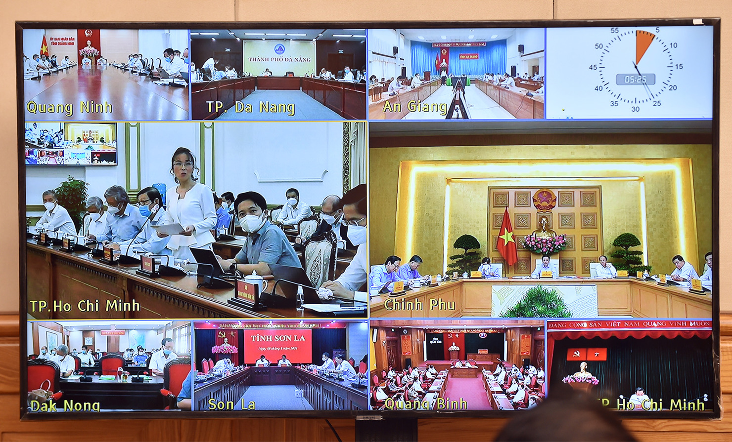 Đại diện các hiệp hội, doanh nghiệp trong và ngoài nước phản ánh các vấn đề khó khăn, thách thức chủ yếu mà doanh nghiệp đang phải đối mặt cần chia sẻ.