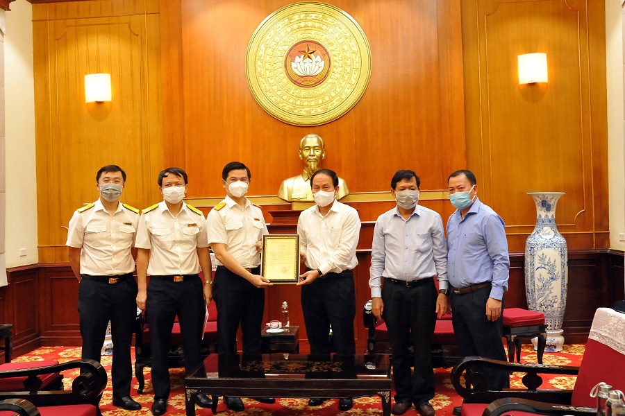 &Ocirc;ng L&ecirc; Tiến Ch&acirc;u - Ph&oacute; Chủ tịch, Tổng thư k&yacute; Ủy ban Trung ương Mặt trận Tổ quốc Việt Nam gửi tặng Thư cảm ơn nghĩa cử tốt đẹp của c&aacute;n bộ, c&ocirc;ng chức, người lao động ng&agrave;nh Thuế.
