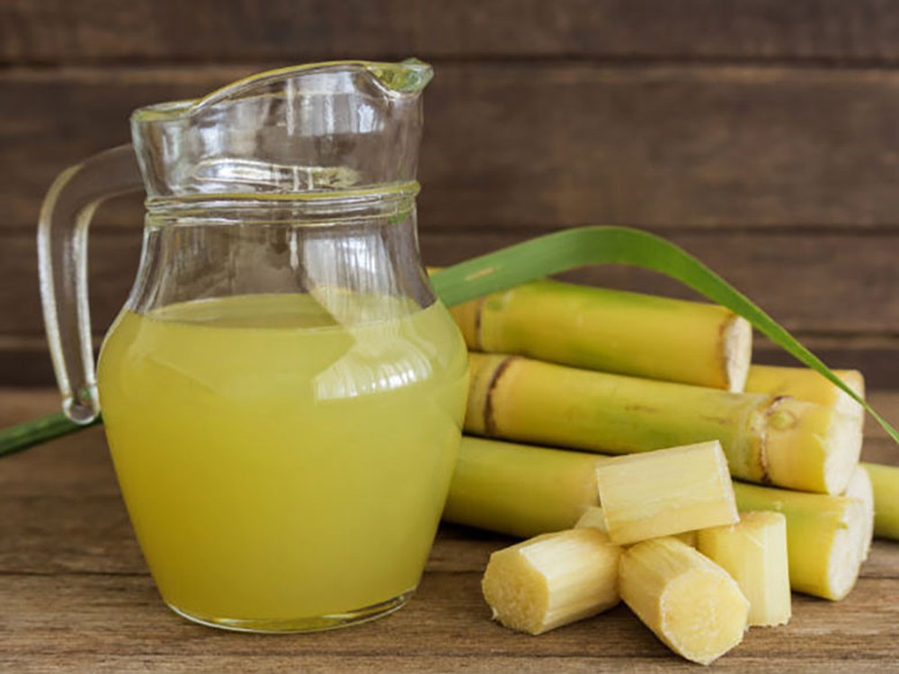 Uống các đồ uống có đường, mật ong, muối, nước canh, sữa... để giải rượu. Nguồn: Internet.