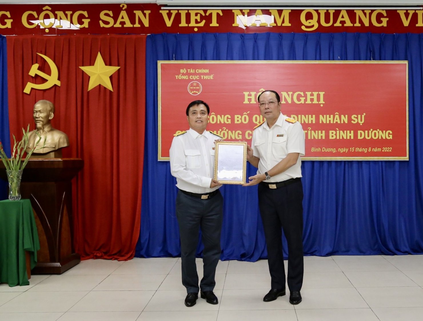 Phó Tổng cục trưởng Tổng cục Thuế Vũ Xuân Bách trao quyết định bổ nhiệm cho tân Cục trưởng Cục Thuế Bình Dương. Nguồn: gdt.gov.vn