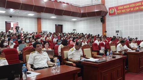 Cơ quan thuế các địa phương thường xuyên tổ chức hội nghị đối thoại, hỗ trợ người nộp thuế.