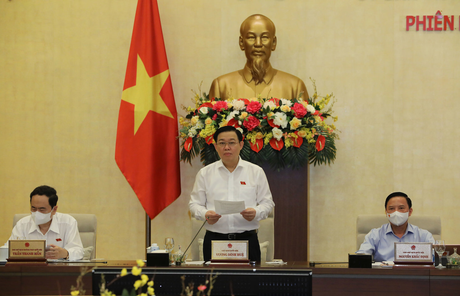 Chủ tịch Quốc hội Vương Đình Huệ chủ trì phiên họp.