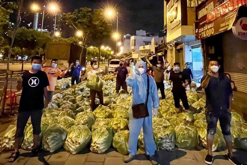 Công chức Cục Thuế TP. Hồ Chí Minh tham gia vận chuyển rau xanh đến các khu vực cách ly trên địa bàn TP. Hồ Chí Minh.