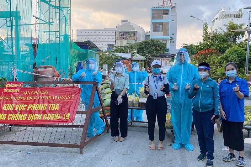 Công chức Cục Thuế TP. Hồ Chí Minh tham gia công tác phòng, chống dịch tại các khu phong tỏa.