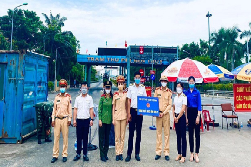 Đại diện Cục Thuế Nghệ An ủng hộ vật tư y tế, hàng hóa thiết yếu cho lực lượng làm nhiệm vụ tại điểm chốt phường Nghi Thủy, thị xã Cửa Lò, tỉnh Nghệ An.
