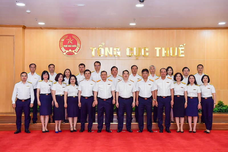Tổng cục trưởng Cao Anh Tuấn cùng tập thể lãnh đạo Tổng cục Thuế và lãnh đạo các Cục, Vụ, đơn vị khối cơ quan Tổng cục Thuế.