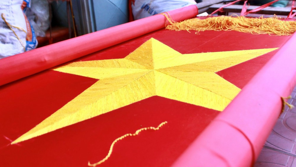 Lá cờ Tổ quốc thêu tay đong đầy tình yêu nước, niềm tự hào dân tộc