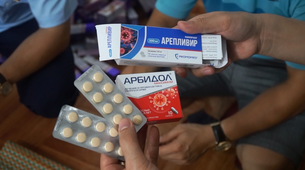 Số thuốc điều trị COVID-19 bị tạm giữ gồm 2 loại 40 viên/hộp và 10 viên/hộp, trên bao bì các sản phẩm đều in chữ nước ngoài.