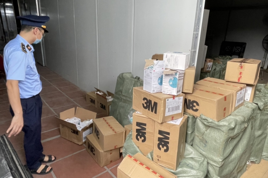 Lực lượng chức năng phát hiện hàng nghìn khẩu trang 3M, bộ bảo hộ y tế, áo liền quần bảo hộ y tế...