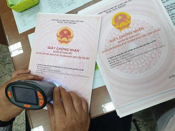 Kẻ gian dùng chiêu trò tinh vi làm giả hàng loạt sổ đỏ.