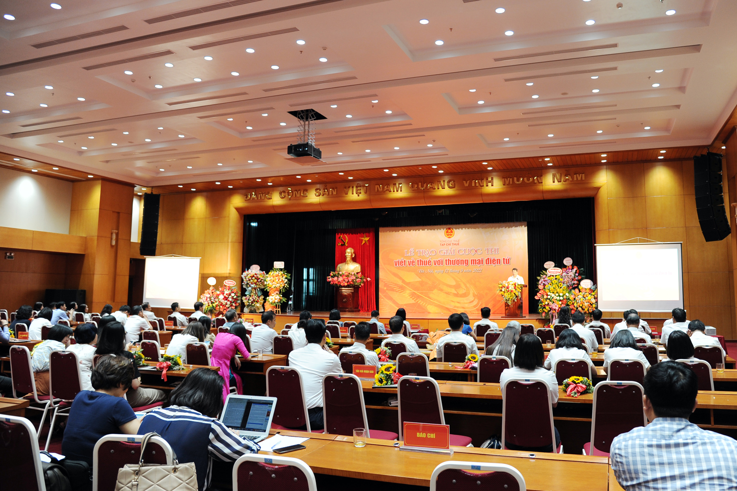 Lễ trao giải Cuộc thi viết về Thuế với thương mại điện tử.