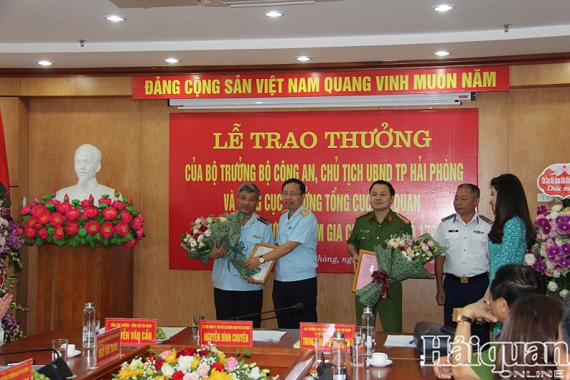 Tổng cục trưởng Nguyễn Văn Cẩn trao Thư khen của Bộ trưởng Đinh Tiến Dũng và phần thưởng của Tổng cục Hải quan cho đại diện Ban chuyên án.