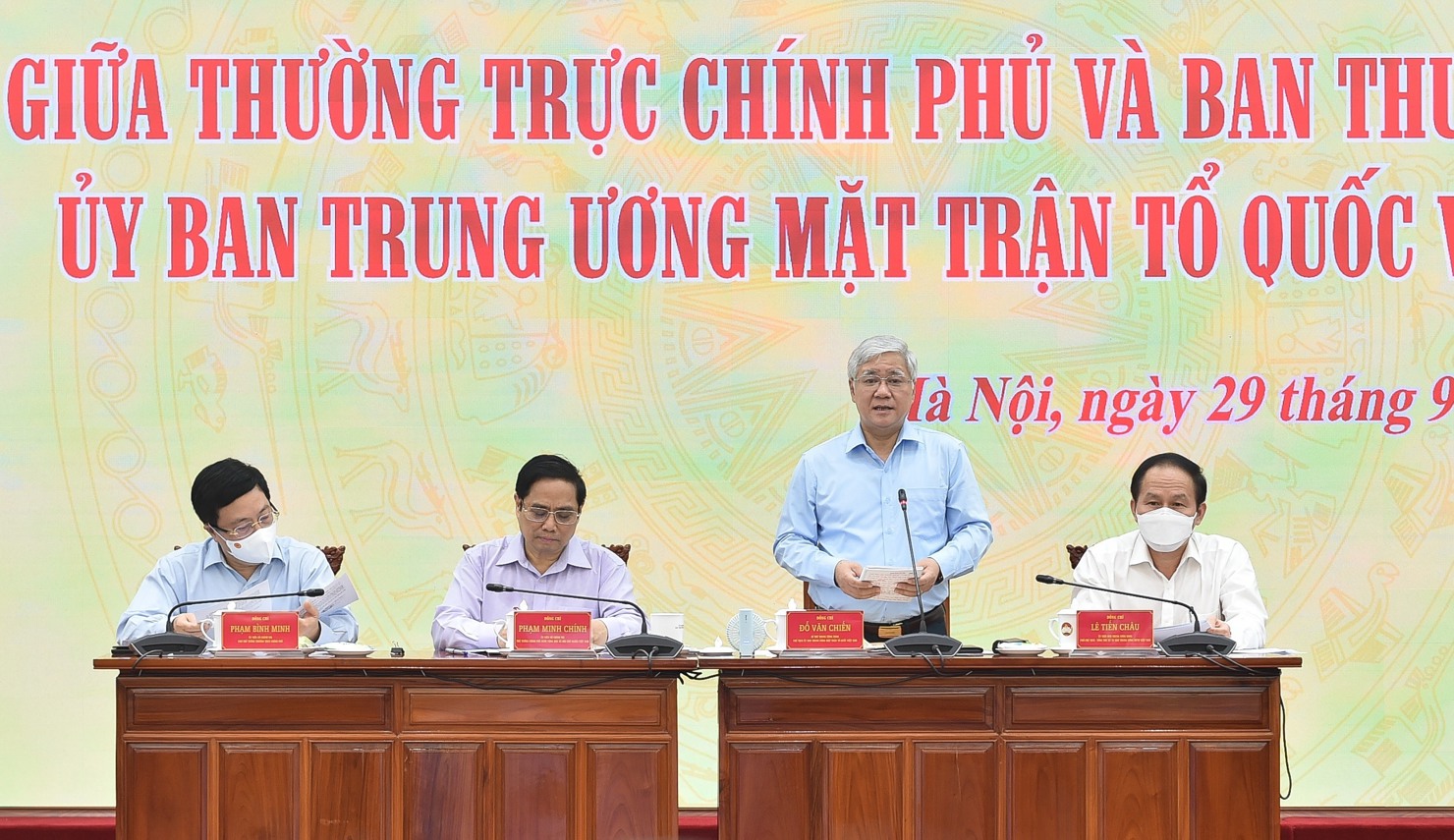 Thủ tướng Chính phủ Phạm Minh Chính và Chủ tịch Ủy ban Trung ương MTTQ Việt Nam Đỗ Văn Chiến đồng chủ trì Hội nghị. Nguồn: chinhphu.vn