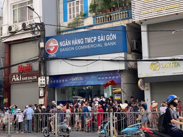 Có không ít người dân chưa nắm rõ thông tin bị ảnh hưởng bởi tâm lý đám đông nên vội vã đi rút tiền