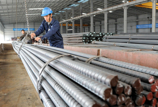 heo World Bank, Việt Nam còn có thể trở thành đối tượng của các biện pháp thuế quan và bảo vệ thương mại khác của Mỹ khi thặng dư thương mại với nước này ngày càng tăng lên.