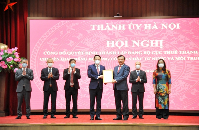 Bí thư Thành uỷ Hà Nội Đinh Tiến Dũng trao Quyết định thành lập Đảng bộ Cục Thuế Hà Nội trực thuộc Thành uỷ Hà Nội cho Đảng bộ Cục Thuế Hà Nội.