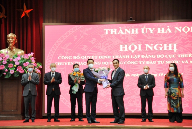 Thay mặt Ban cán sự Đảng, Lãnh đạo Bộ Tài chính, Thứ trưởng Trần Xuân Hà - Ủy viên Ban Cán sự Đảng tặng hoa chúc mừng Đảng bộ Cục Thuế TP. Hà Nội.