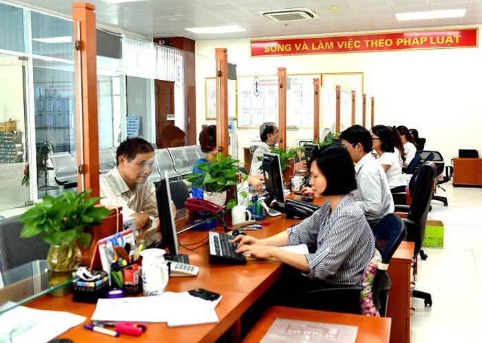 Tiếp nhận xử lý ngay thông tin và báo cáo kết quả kịp thời khi nhận được yêu cầu từ bộ phận giám sát, kiểm soát các nghiệp vụ BHXH, BHYT.