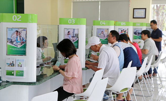 Nhiều ngân hàng đang miễn, giảm phí để khuyến khích khách hàng sử dụng dịch vụ.