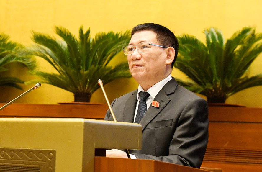 Bộ trưởng Bộ Tài chính Hồ Đức Phớc thừa uỷ quyền của Thủ tướng Chính phủ trình bày Tờ trình về dự án Luật Kinh doanh bảo hiểm (sửa đổi).  Nguồn: quochoi.vn