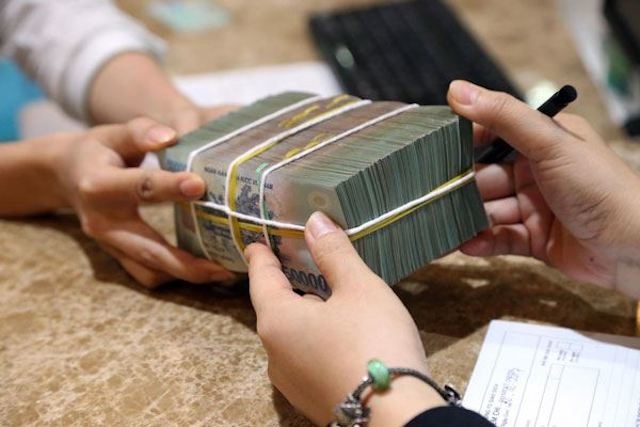 Cuối năm các ngân hàng “bơm” vốn lãi suất thấp, dụ khách hàng mua xe.