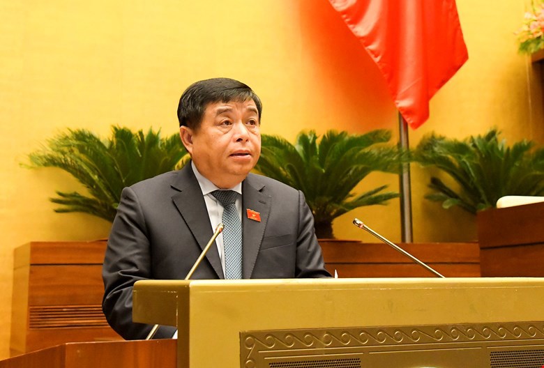 Bộ trưởng Bộ Kế hoạch và Đầu tư Nguyễn Chí Dũng trình bày Tờ trình về dự kiến Kế hoạch cơ cấu lại nền kinh tế giai đoạn 2021-2025.