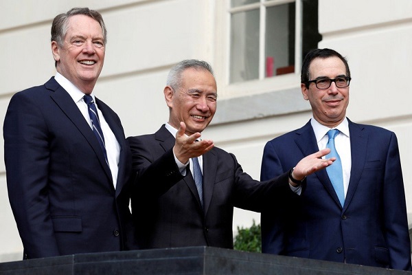 Phó Thủ tướng Trung Quốc Lưu Hạc cùng đại diện thương mại Hoa Kỳ Robert Lighthizer (trái) và Bộ trưởng Tài chính Hoa Kỳ Steve Mnuchin (phải) trong cuộc đàm phán thương mại tại Washington. Ảnh: Reuters