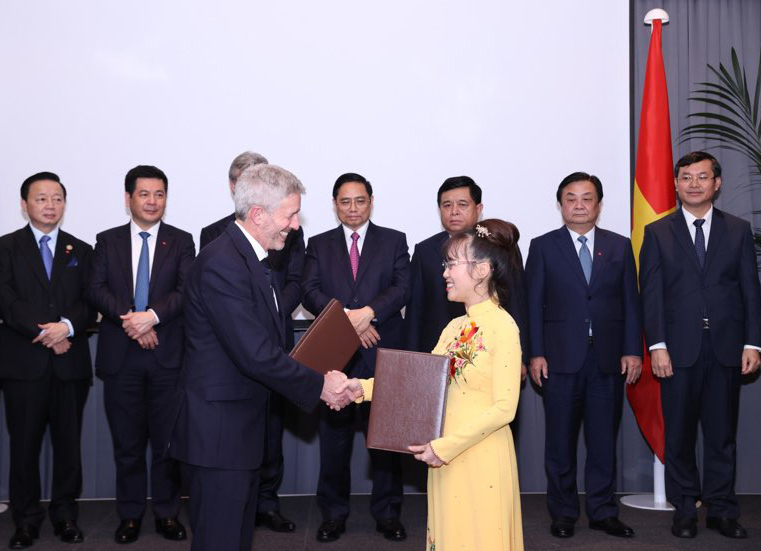 Chủ tịch SOVICO Nguyễn Thị Phương Thảo và Giáo sư Nick Brown, Hiệu trưởng Trường Đại học Linacre, Viện Đại học Oxford, ký biên bản ghi nhớ hợp tác, tài trợ đầu tư phát triển nghiên cứu, giáo dục với tổng giá trị 155 triệu bảng Anh
