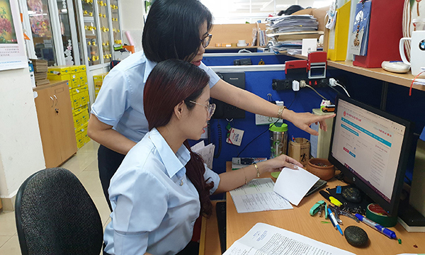Cán bộ BHXH TP. Hồ Chí Minh kiểm tra việc nhận chế độ BHXH trên hệ thống.