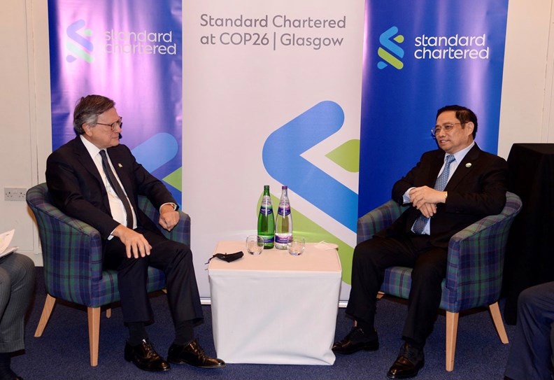 Thủ tướng Ch&iacute;nh phủ Phạm Minh Ch&iacute;nh v&agrave; Chủ tịch Ng&acirc;n h&agrave;ng Standard Chartered