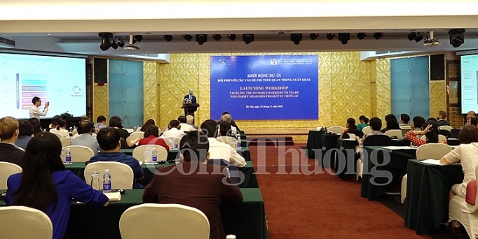 Đông đảo đại diện cơ quan chức năng, tổ chức phi Chính phủ, doanh nghiệp tham gia khởi động "Dự án nâng cao năng lực cạnh tranh thương mại của Việt Nam: Đối phó với vấn đề phi thuế quan trong thương mại". Nguồn: congthuong.vn