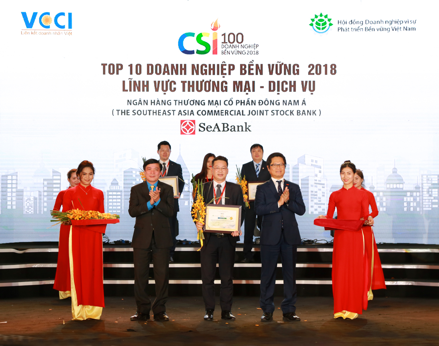 Ngân hàng TMCP Đông Nam Á (SeABank) vinh dự được trao tặng danh hiệu Top 10 Doanh nghiệp bền vững 2018 trong lĩnh vực Thương mại - Dịch vụ.