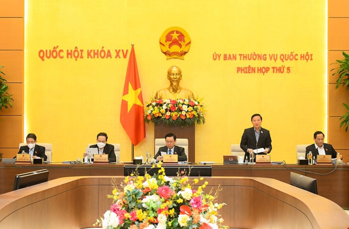 Phó Chủ tịch Quốc hội Nguyễn Khắc Định điều hành Phiên họp.