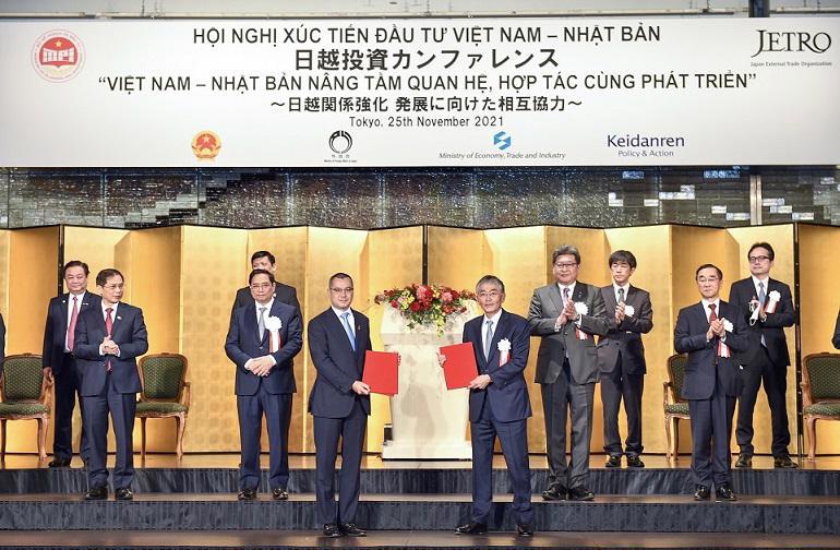 Thủ tướng Phạm Minh Chính và các đại biểu chứng kiến lễ trao 44 thỏa thuận hợp tác với trị giá hàng tỷ USD trên nhiều lĩnh vực giữa các bộ, ngành, địa phương, doanh nghiệp Việt Nam và Nhật Bản.