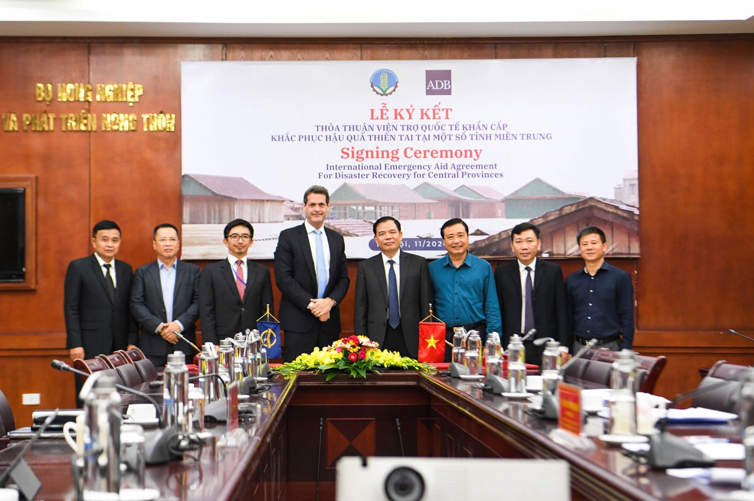 Lễ ký kết Thỏa thuận viện trợ quốc tế khẩn cấp không hoàn lại  từ ADB. Nguồn: baochinhphu.vn