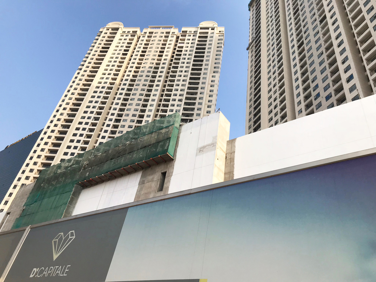 Dự án Vinhomes D’Capitale có quy mô 1.762 căn hộ được xây dựng trên nền diện tích 5 ha. Giá bán căn hộ tại đây dao động 45-65 triệu đồng/m2.