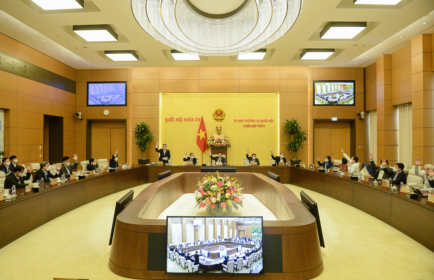 Ủy ban Thường vụ Quốc hội đã tiến hành biểu quyết nhất trí trình Quốc hội xem xét, quyết định về Dự án Luật sửa đổi, bổ sung một số điều của một số Luật.