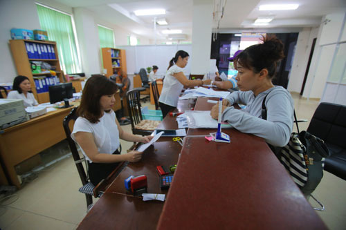Người lao động làm thủ tục tại BHXH TP. Hồ Chí Minh. Ảnh: HOÀNG TRIỀU