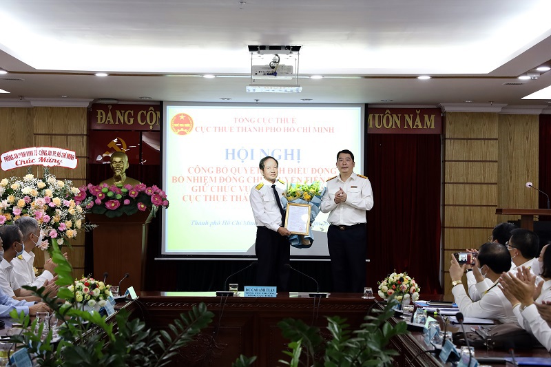 Tổng cục trưởng Tổng cục Thuế Cao Anh Tuấn trao quyết định bổ nhiệm, điều động ông Nguyễn Tiến Dũng giữ chức Phó cục trưởng Cục Thuế TP. Hồ Chí Minh.