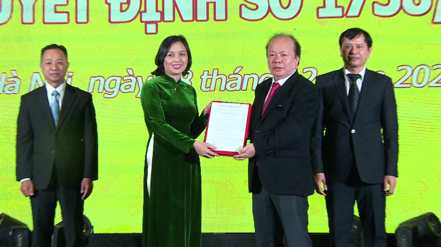 Thứ trưởng Bộ Tài chính Huỳnh Quang Hải trao Quyết định thành lập Viện Phát triển bảo hiểm Việt Nam