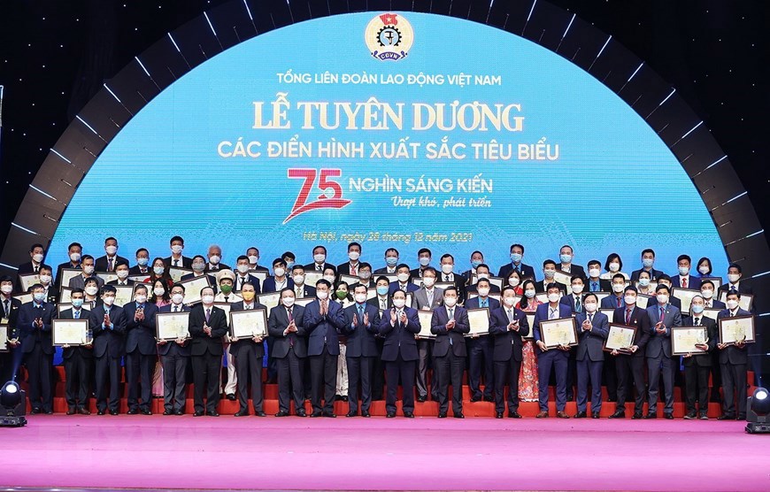 Thủ tướng Chính phủ Phạm Minh Chính trao Bằng lao động sáng tạo cho các điển hình tiên tiến.