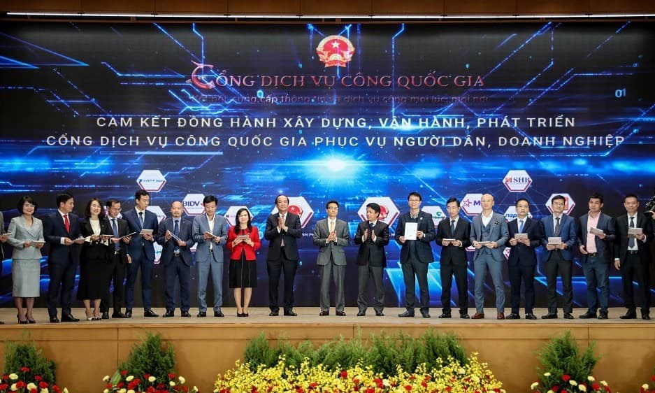 Đại diện Tổng cục Thuế nhận bằng khen của Thủ tướng Chính phủ