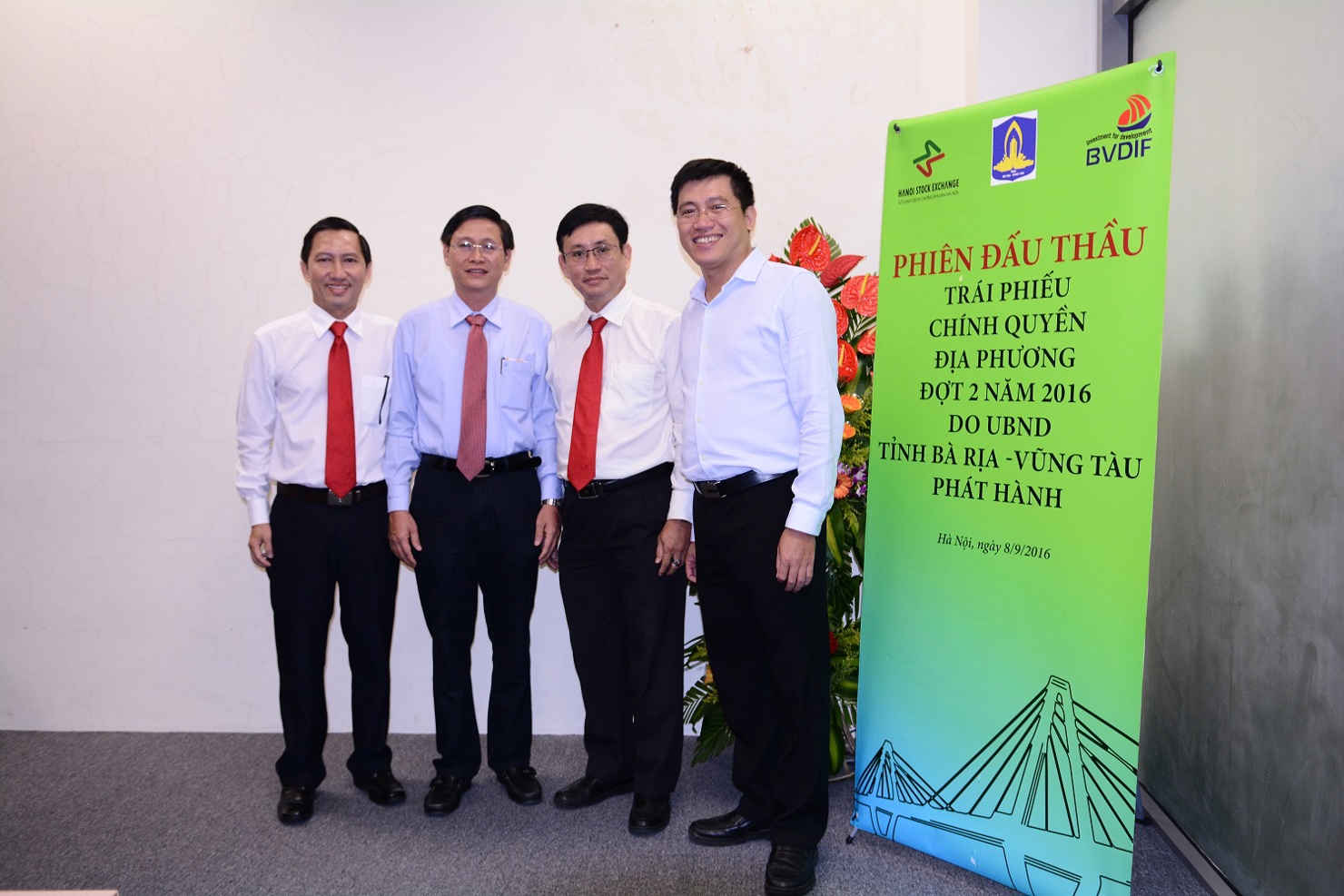 Ông Lê Ngọc Khánh - Giám đốc Sở Tài chính Bà Rịa - Vũng Tàu và ông Nguyễn Đình Nguyên - Gíám đốc Quỹ Đầu tư phát triển Bà Rịa Vũng Tàu tại phiên đấu thầu trái phiếu chính quyền địa phương tỉnh Bà Rịa - Vũng Tàu ngày 8/9/2016. Nguồn: hnx.vn