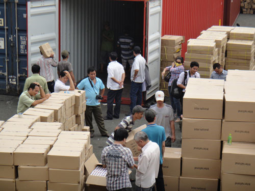 Phát hiện 'tổng kho hàng lậu' tiếp giáp sân bay Tân Sơn Nhất.