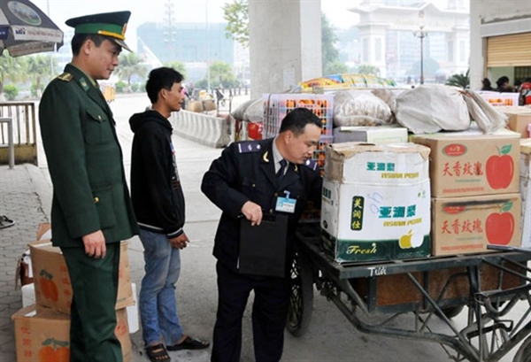 Lực lượng chuyên ngành kiểm tra hàng hoá xuất nhập khẩu qua cửa khẩu. Ảnh minh họa. Nguồn: Internet