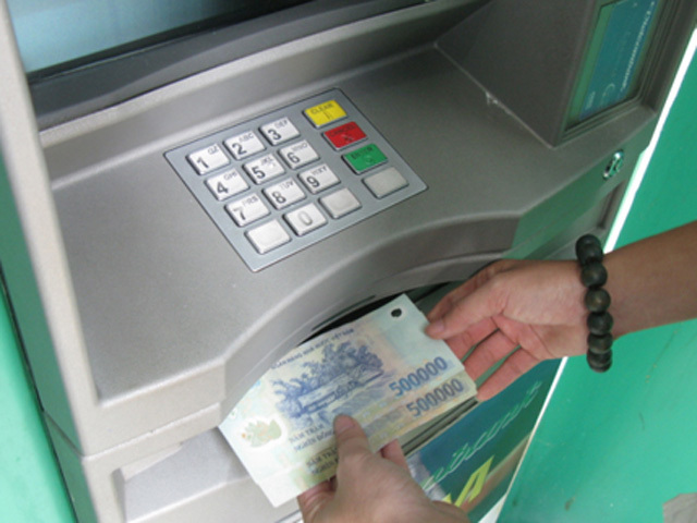 Các ngân hàng cũng khuyến nghị khách hàng nên tính toán nhu cầu để rút lượng tiền mặt hợp lý. Nguồn: Internet