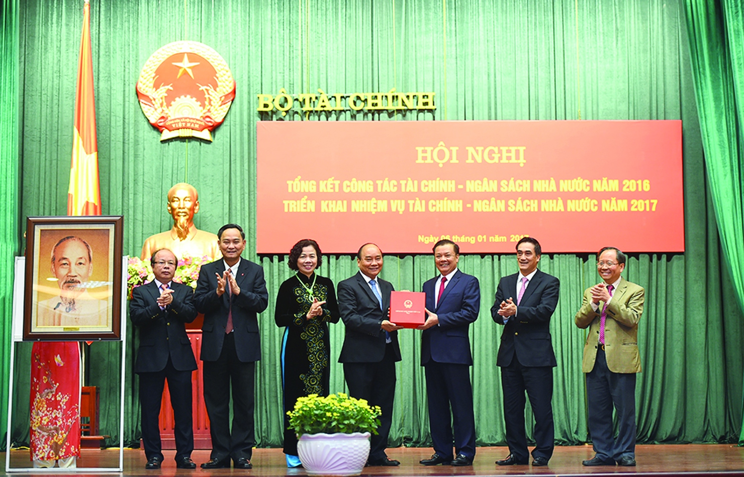 Bộ trưởng Bộ Tài chính Đinh Tiến Dũng khẳng định sự đoàn kết, sáng tạo và nỗ lực của toàn ngành Tài chính trong thực hiện nhiệm vụ năm 2017.