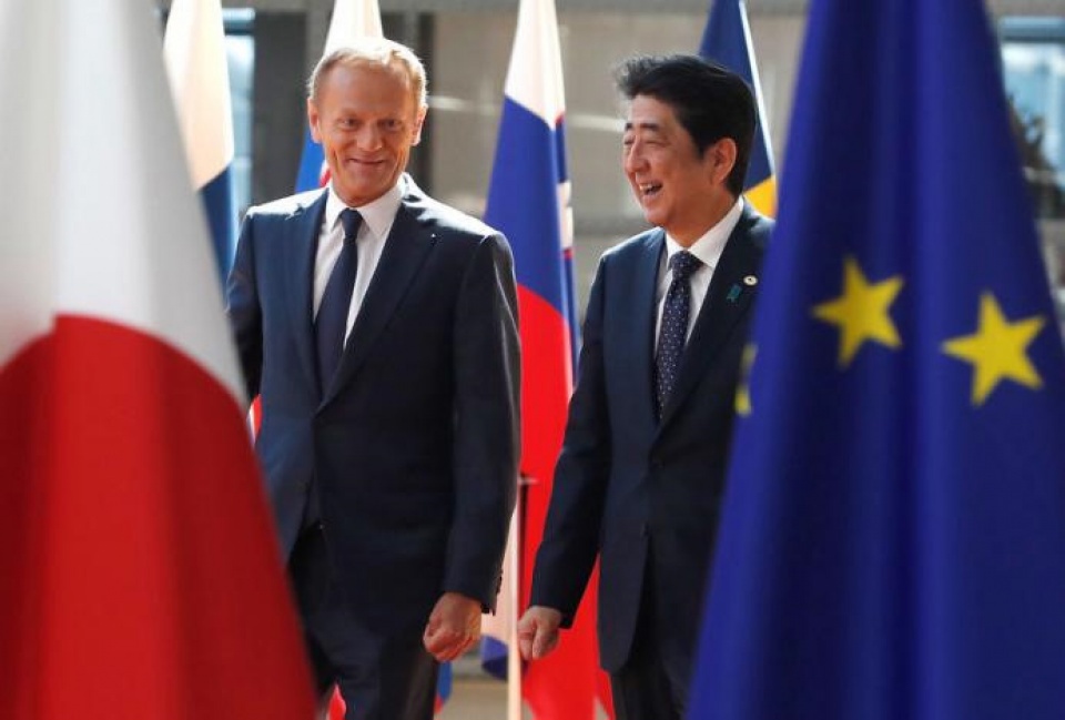 Thủ tướng Nhật Shinzo Abe (phải) được chào đón bởi Chủ tịch Hội đồng Châu Âu Donald Tusk ở hội nghị thượng đỉnh EU - Nhật Bản ở Brussels, Bỉ ngày 6/7. (Nguồn: Reuters).